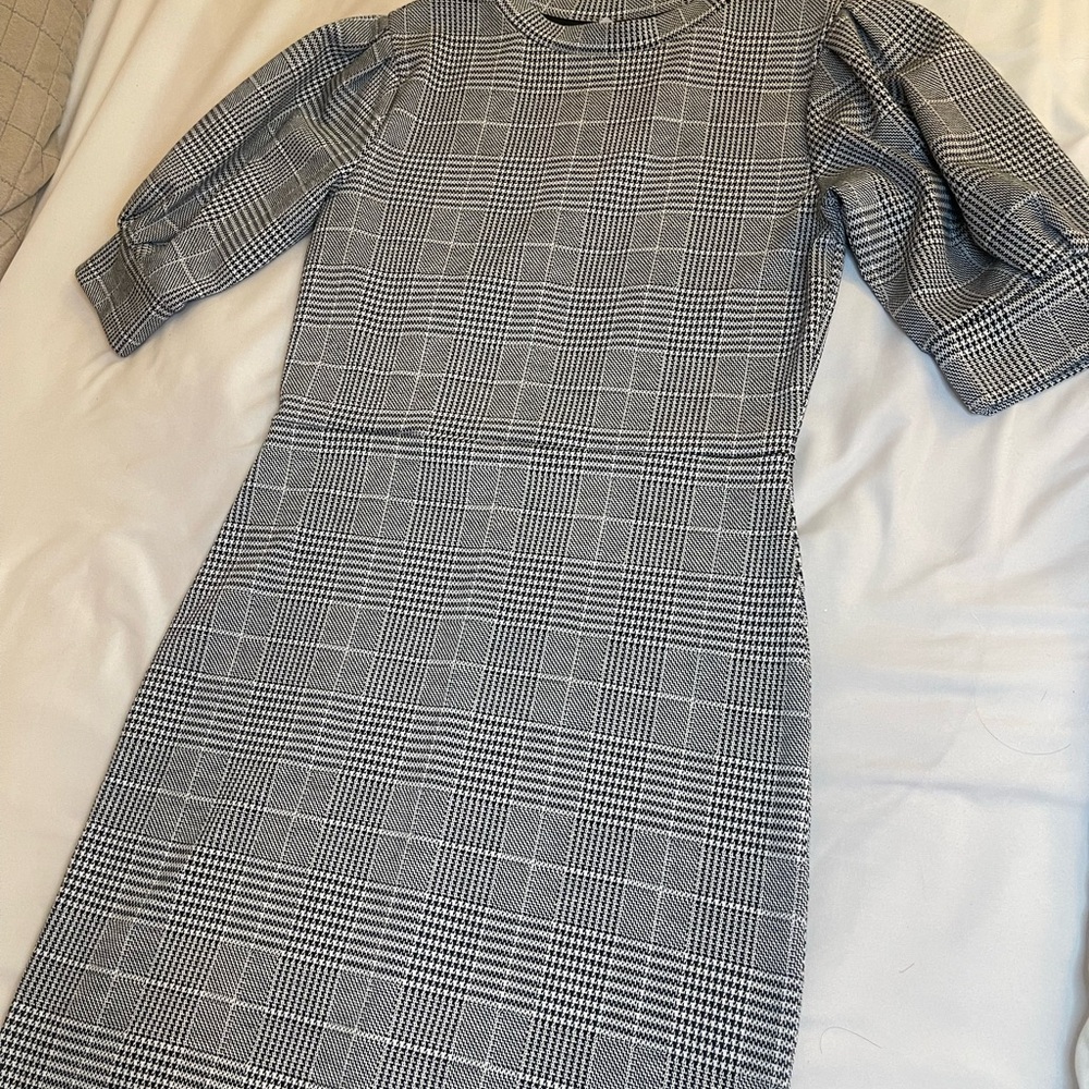 H&M Gray Checkered Long Sleeve Dress